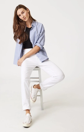 KATHLEEN SLIM BOYFRIEND IN WHITE FEATHER BLUE Base Attire Style Match