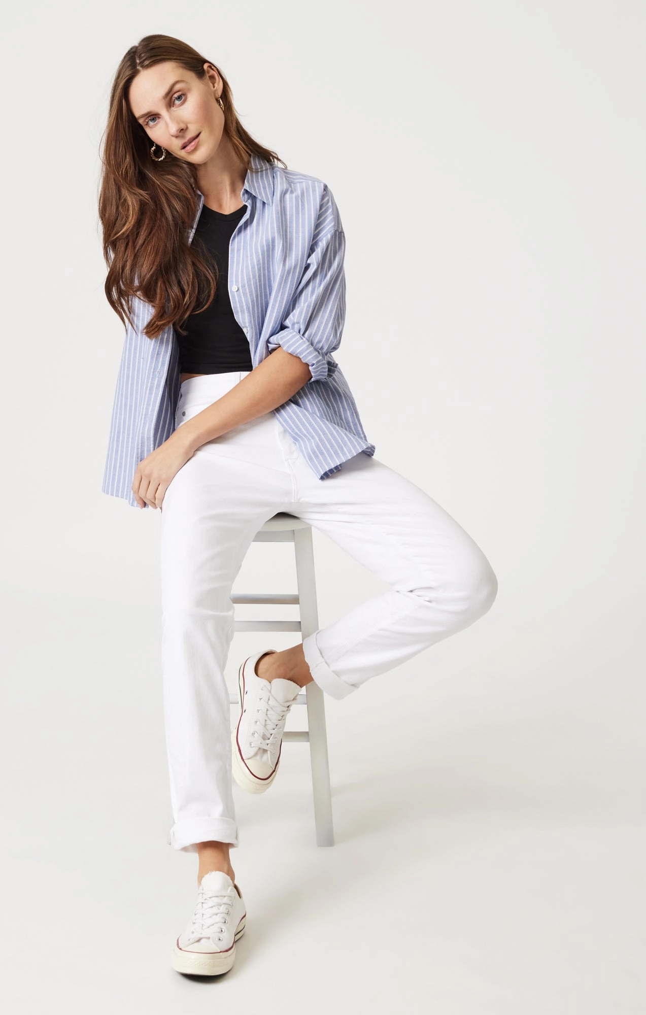 KATHLEEN SLIM BOYFRIEND IN WHITE FEATHER BLUE Base Attire Style Match