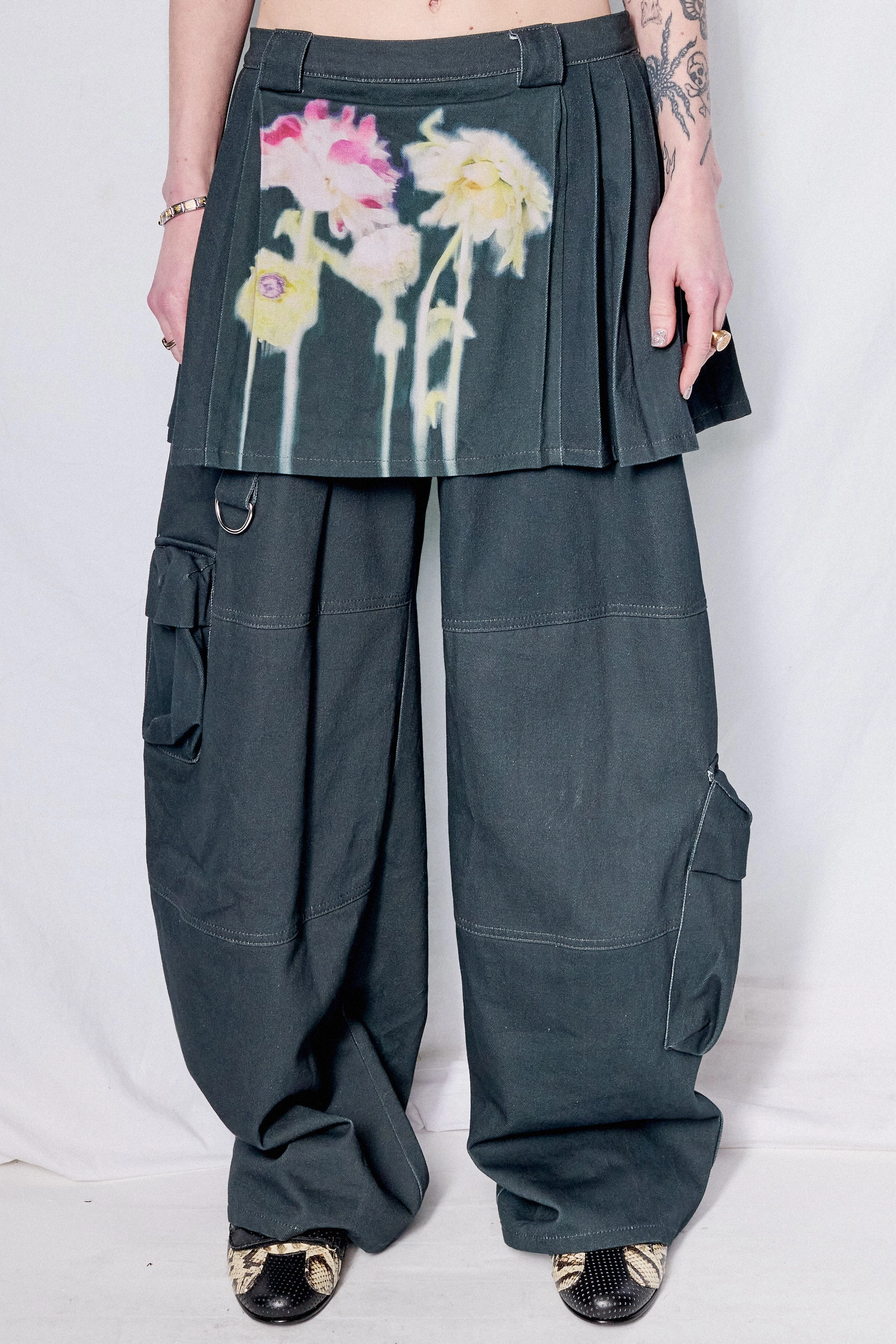 Low Bulk Relax Fit Wear Black Flower Drip Lawn Skirt Cargo Pant