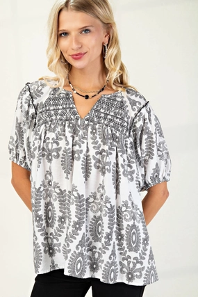 Adjustable Collar System NonIrritatingStitching Black on White Smocked Short Sleeve Top