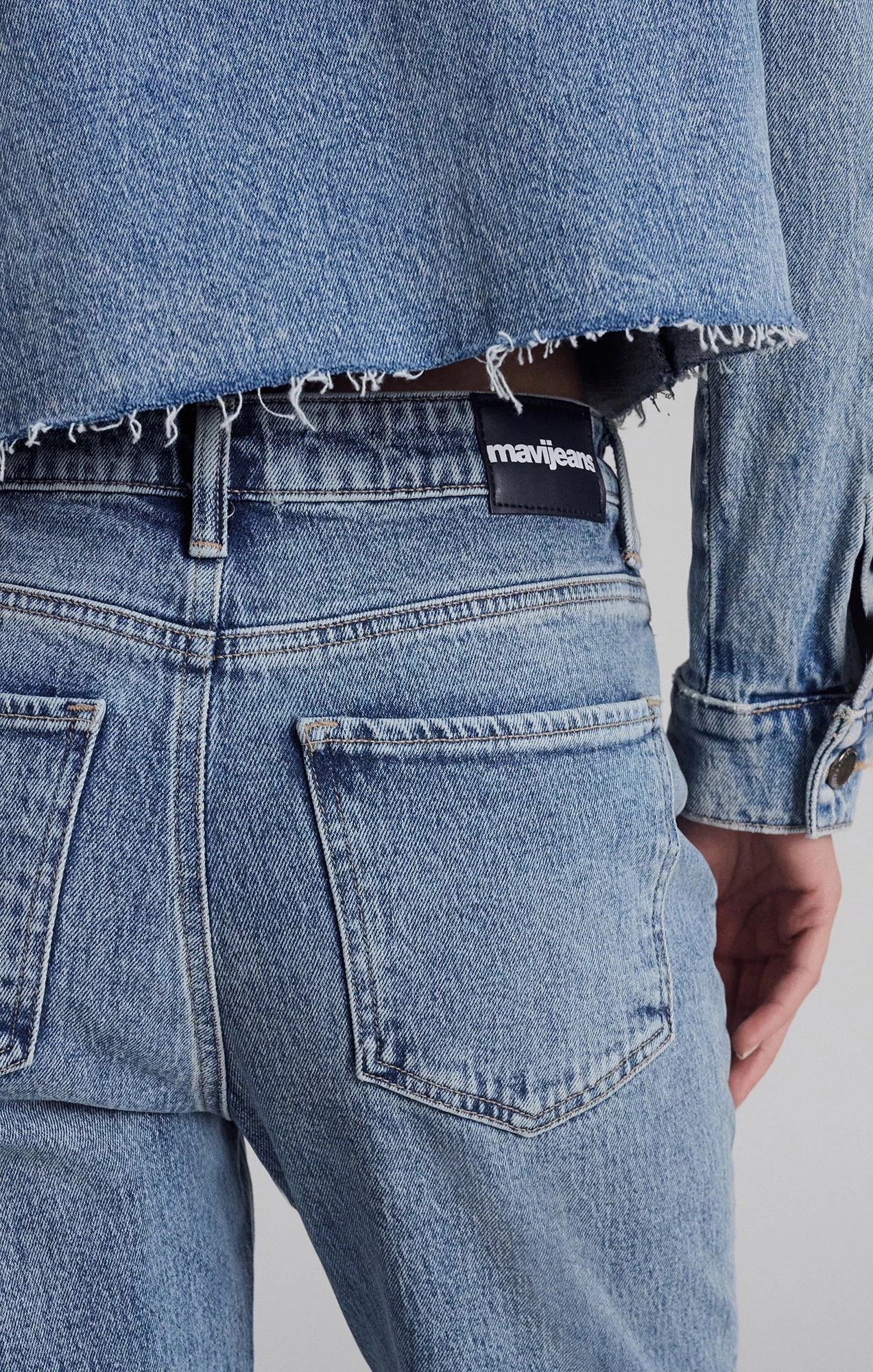 NEW YORK STRAIGHT LEG IN SHINY MID DENIM Style Combo Sandblasted Finish