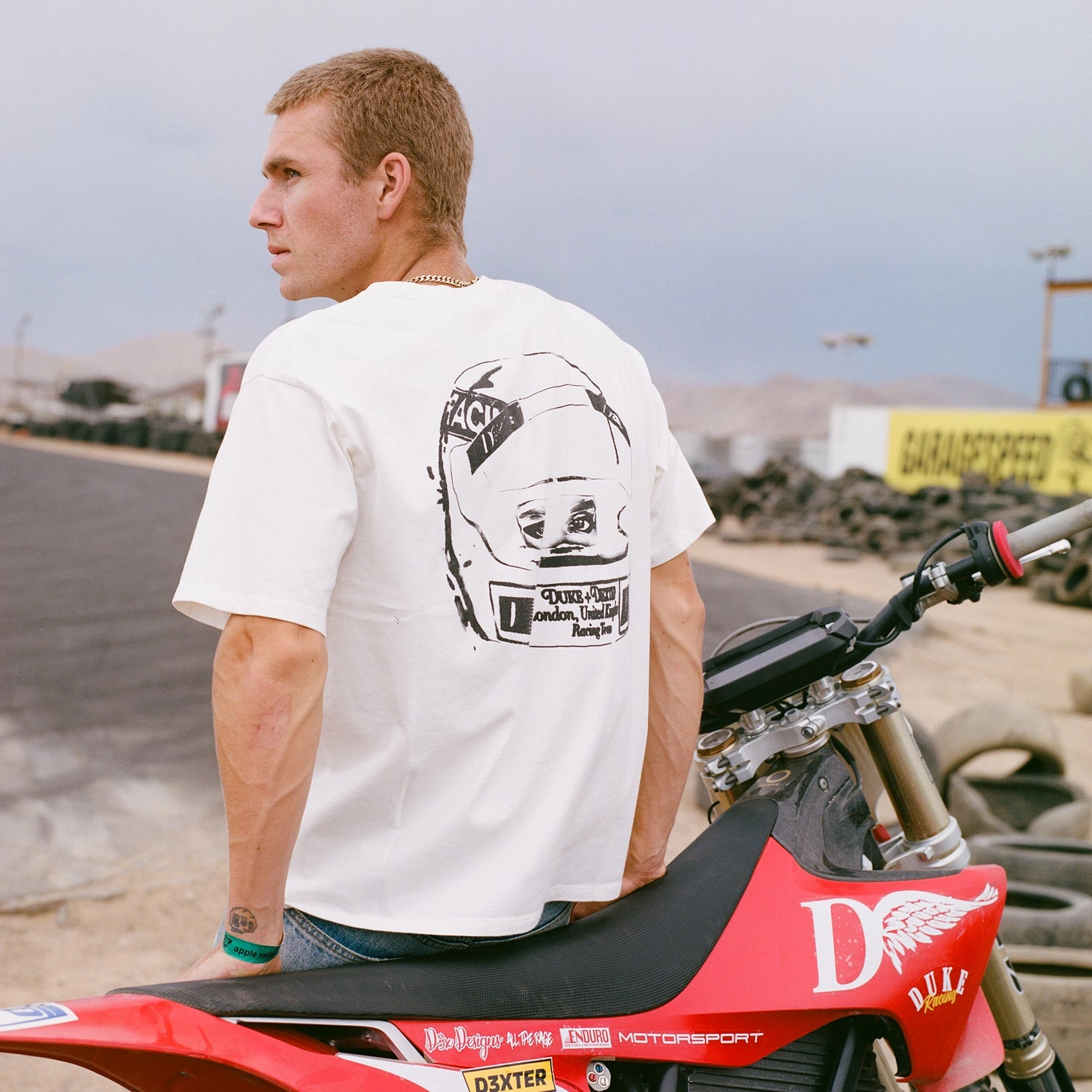 Smooth Jersey Texture Cozy Hug DR3 Sketch Helmet Vintage White T-Shirt