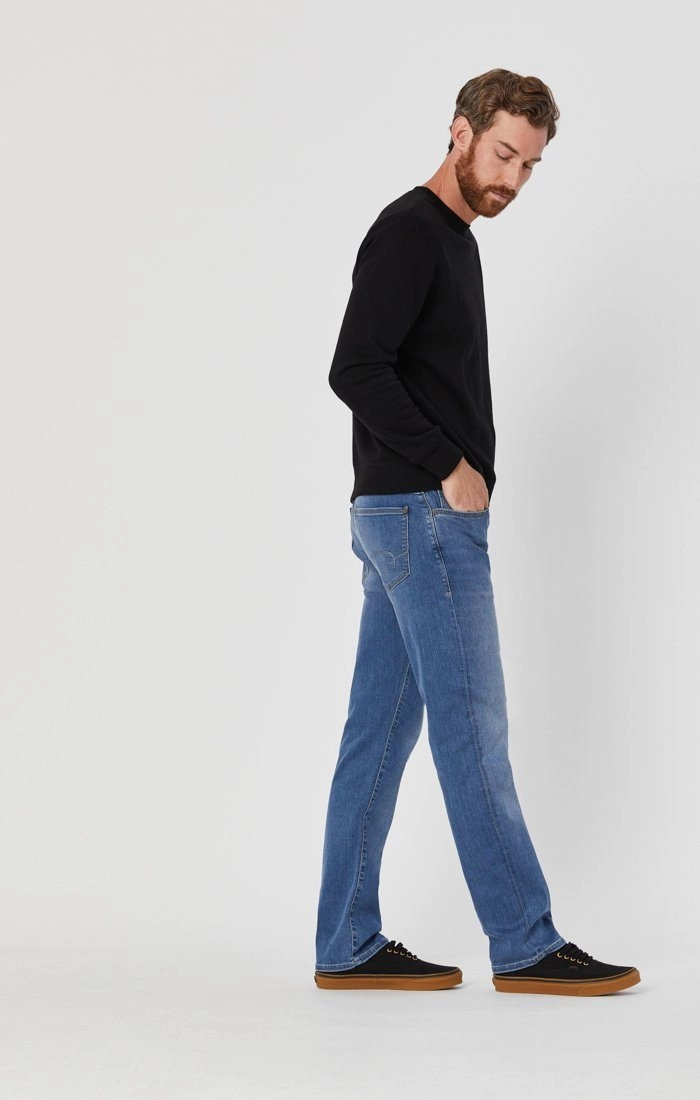 Leisure Wear ZACH STRAIGHT LEG JEANS IN LIGHT SUPERMOVE
