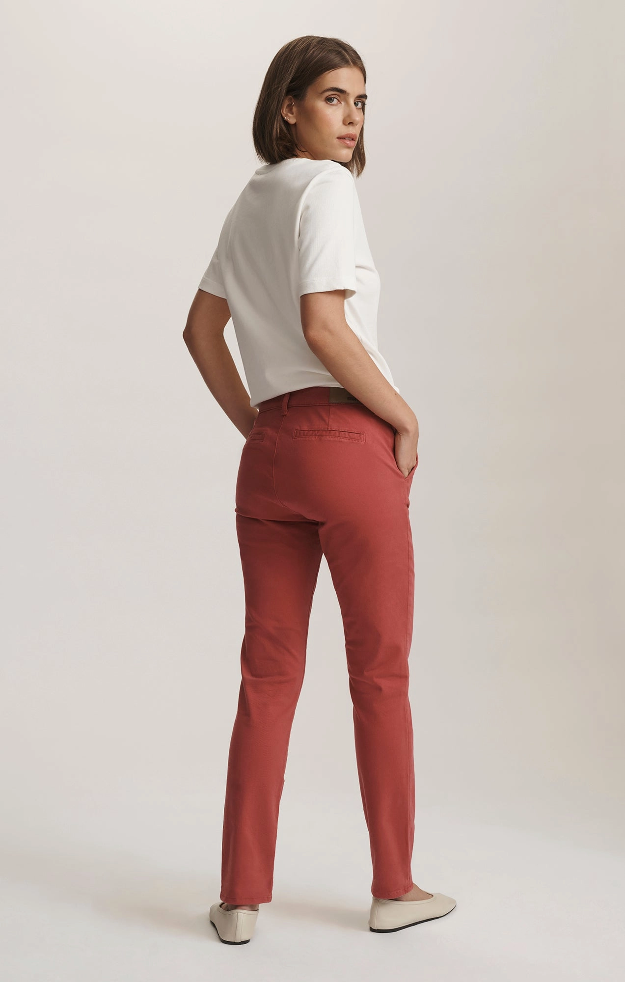 EcoFriendlyMaterials Body Ready KATHLEEN SLIM BOYFRIEND CHINO IN BUBBLEGUM CASUAL TWILL