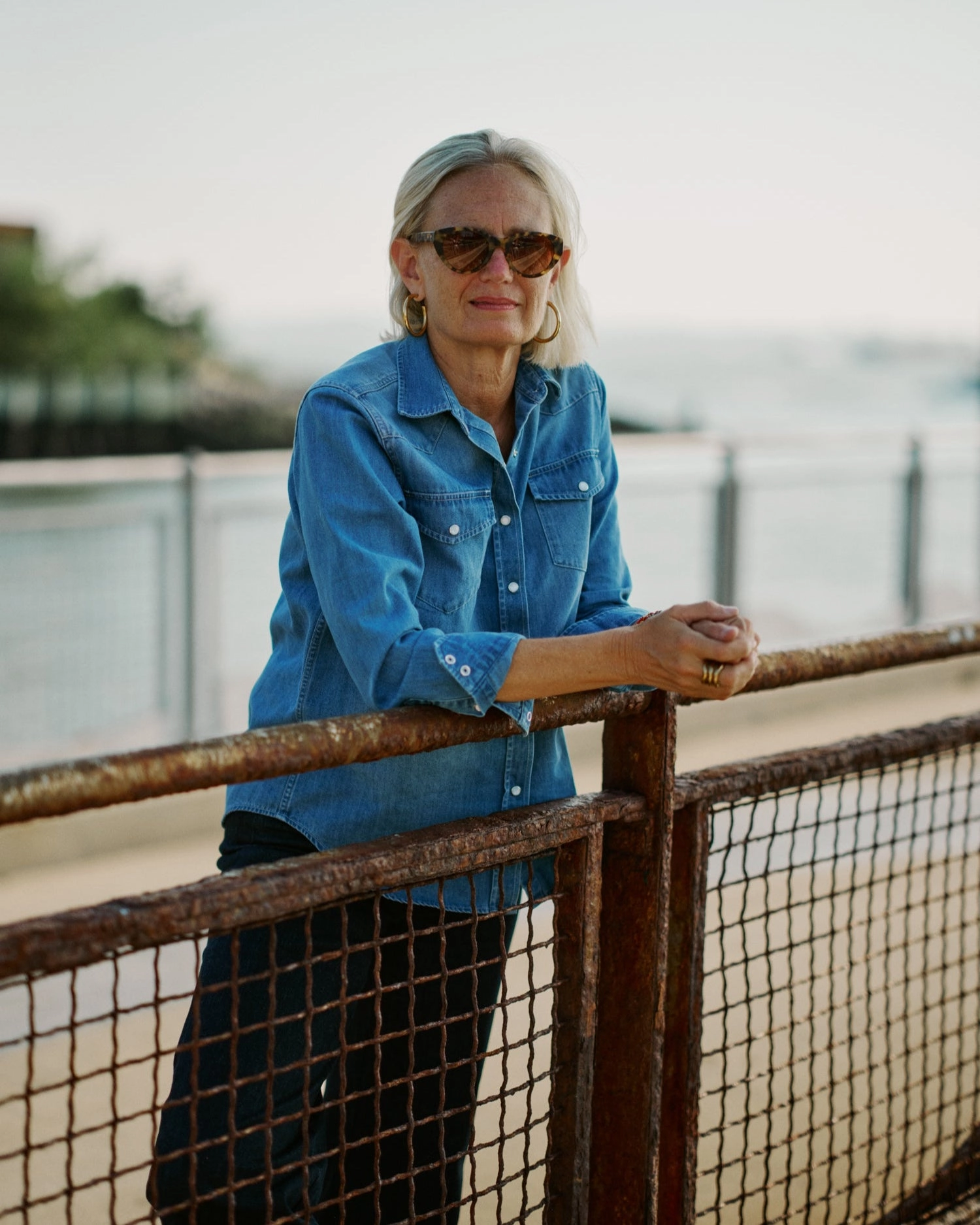 MultiFunctionalDesign Double Stitched Hem Women's Western Shirt in Denim