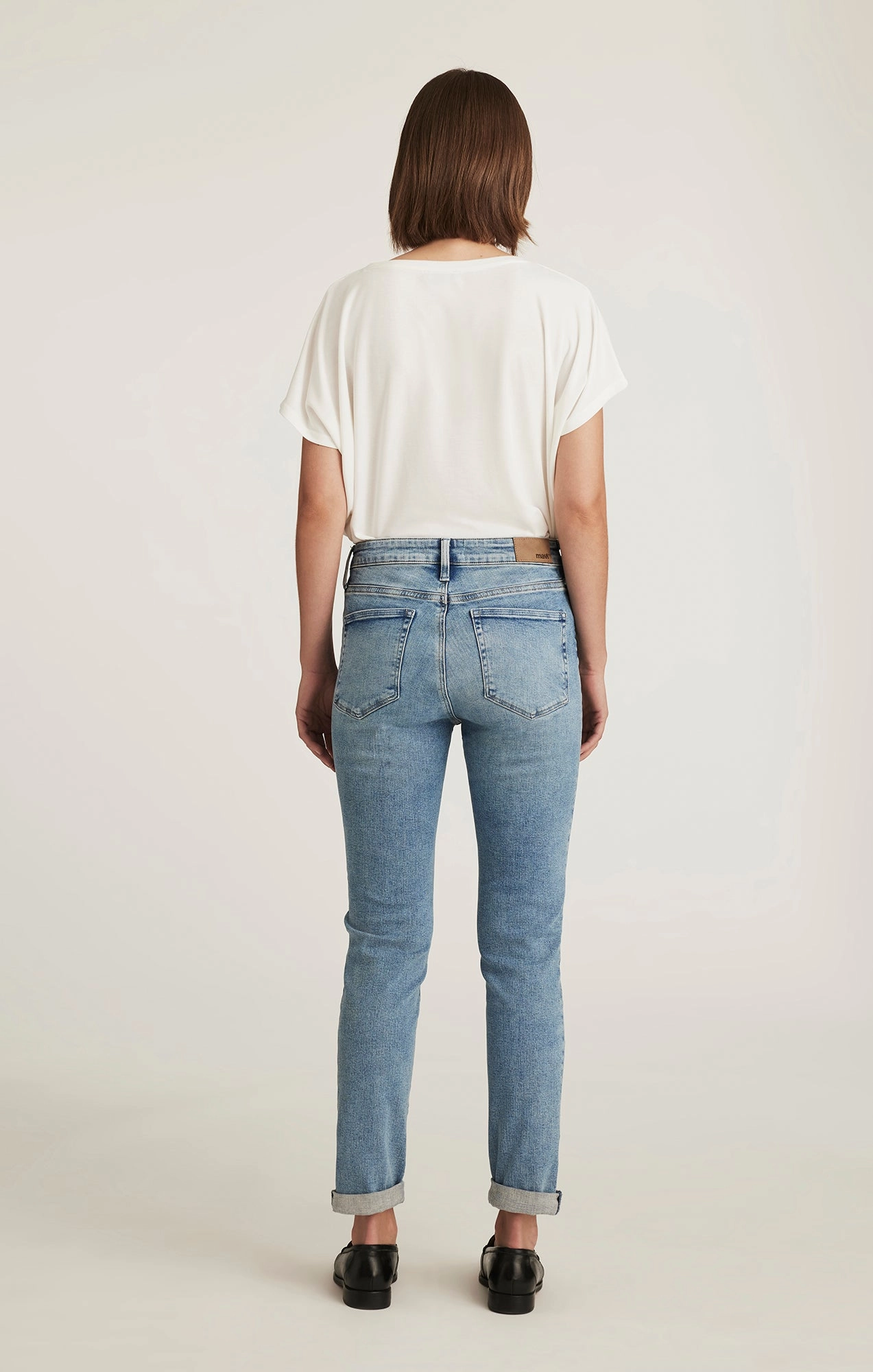 KATHLEEN SLIM BOYFRIEND IN LIGHT BRUSHED FLEX BLUE Universal Look