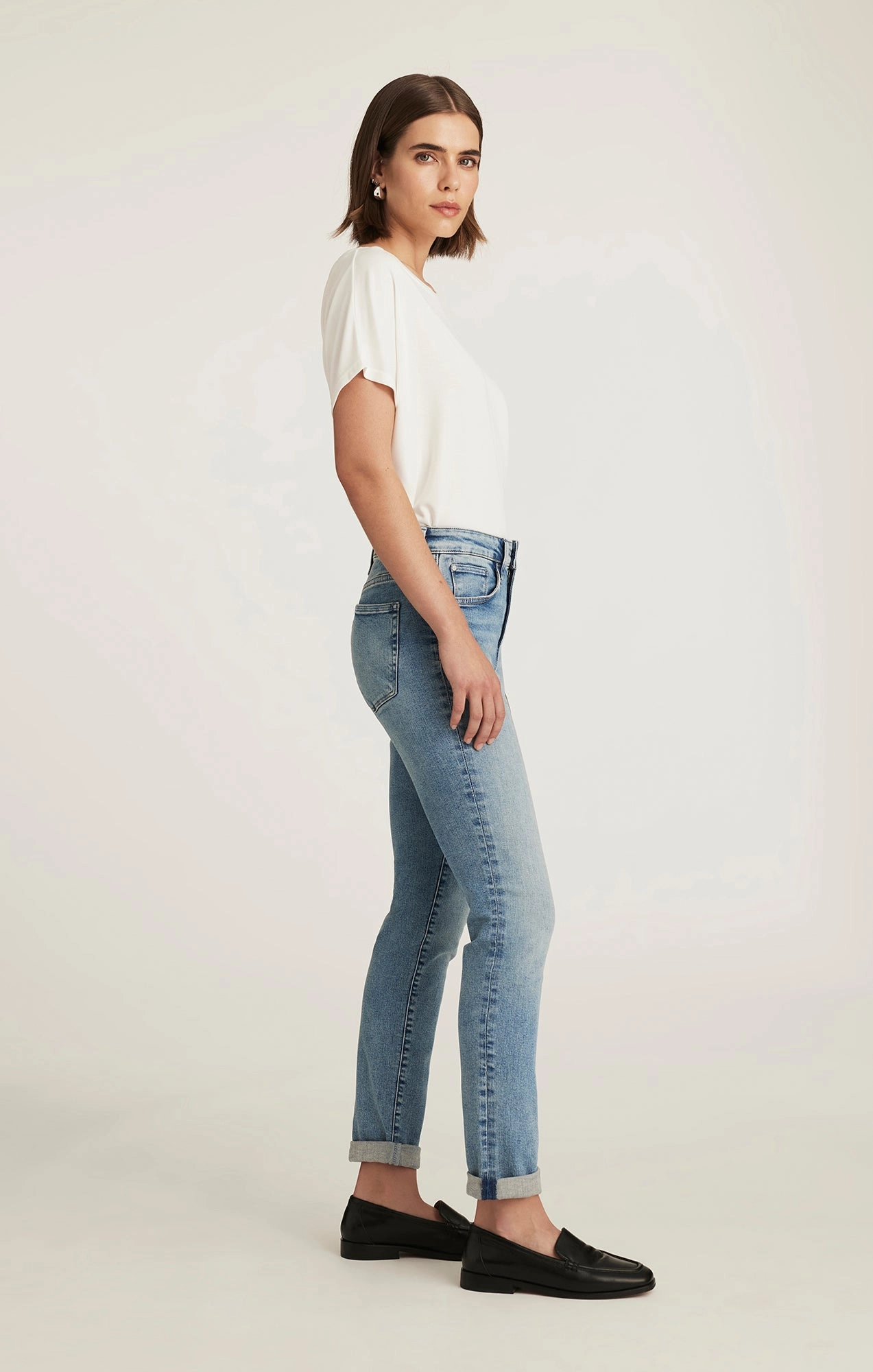 KATHLEEN SLIM BOYFRIEND IN LIGHT BRUSHED FLEX BLUE Street Routine