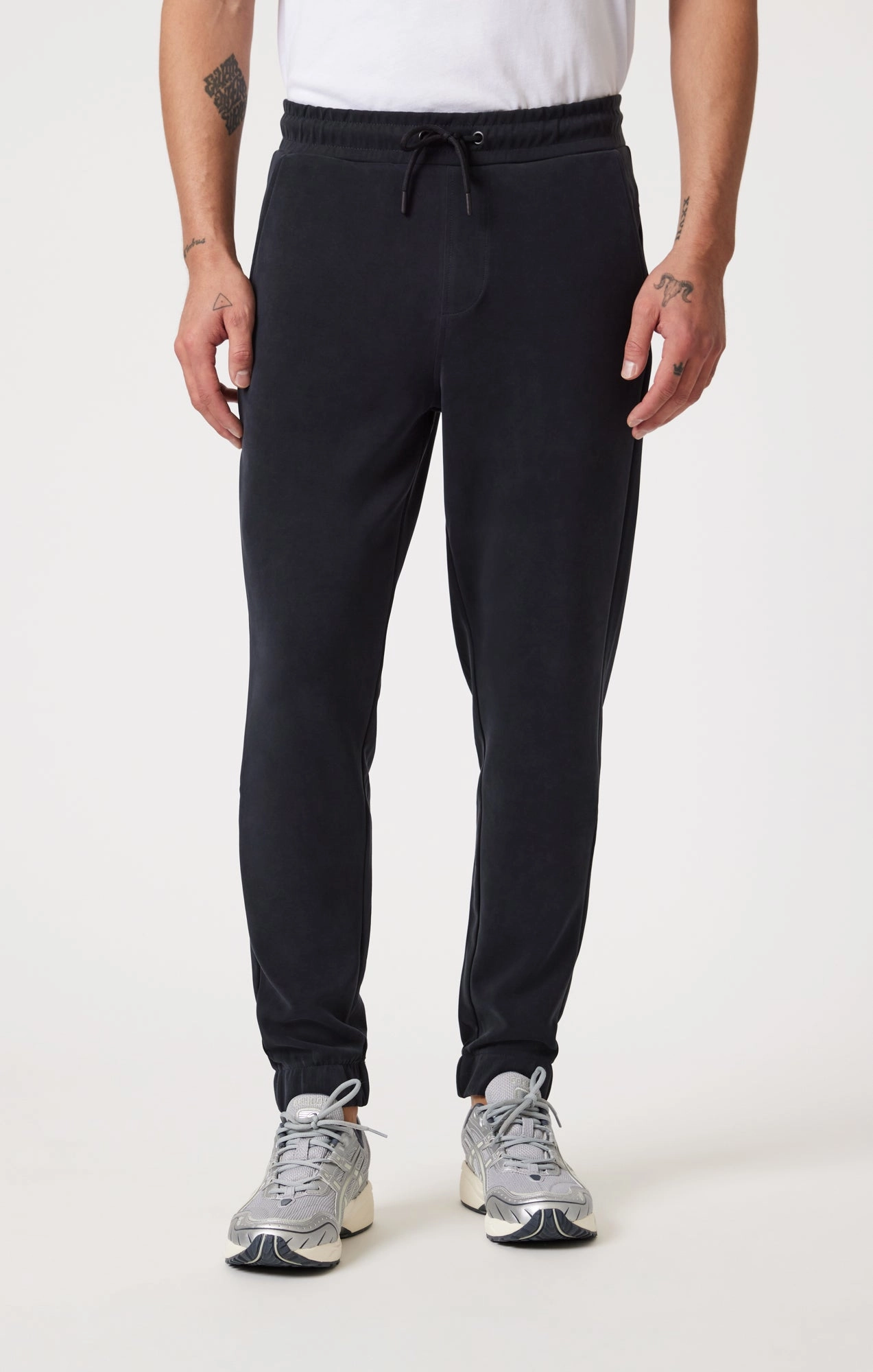 Body-Hugging Fit SWEATPANTS IN JET BLACK