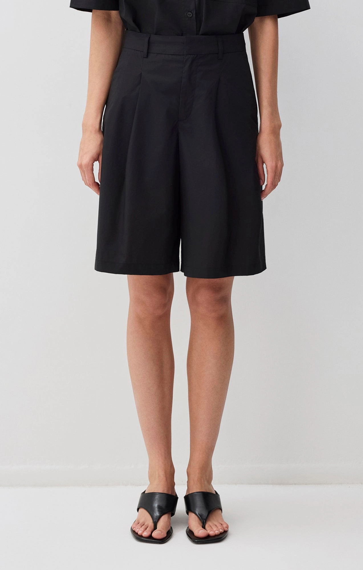 PLEATED SHORTS IN BLACK Active Ready Chill Mood