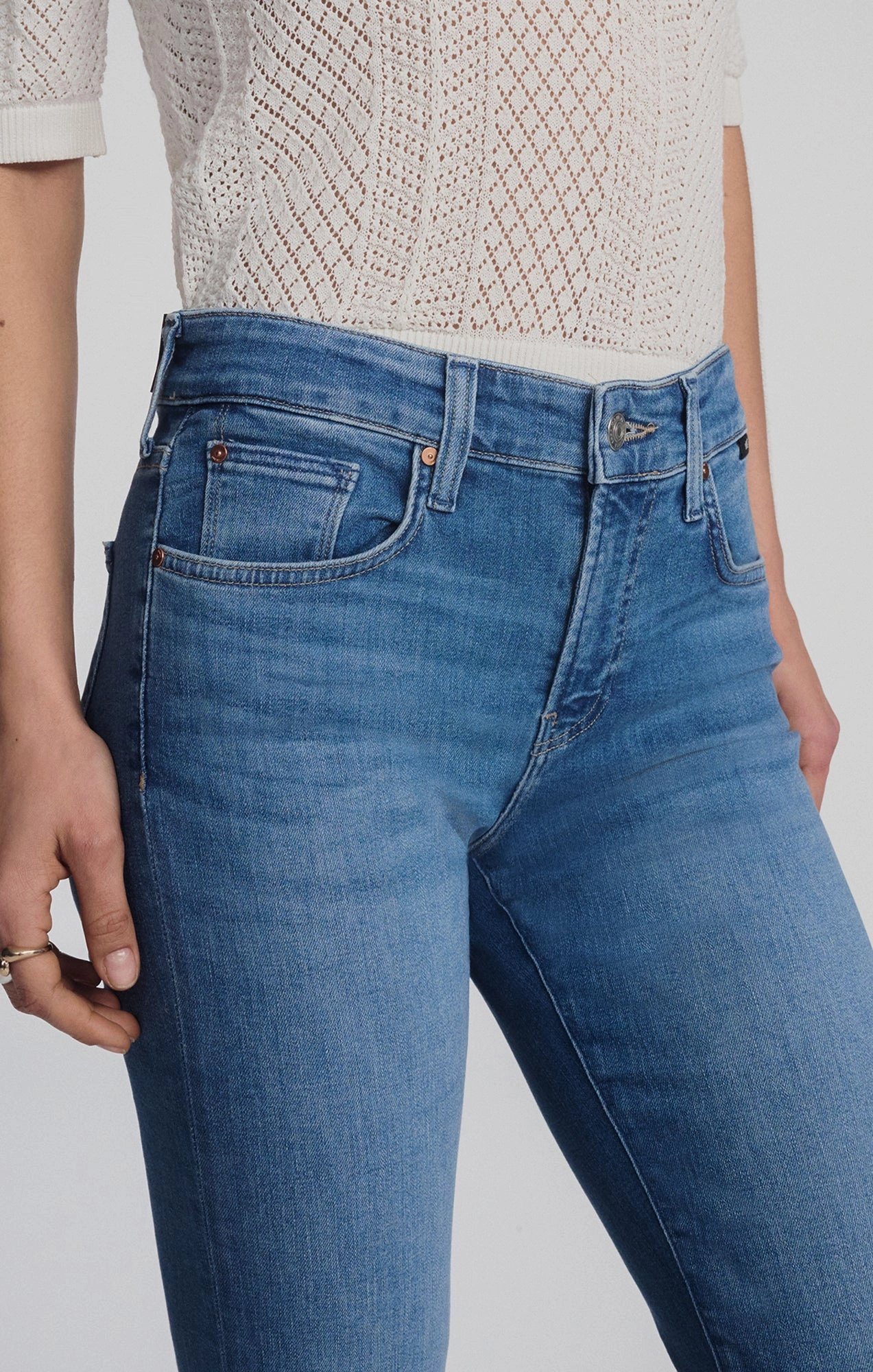 Outfit Ease Sunny Vibes Vibrant Relaxed Style VICKY BOOTCUT IN MID BLUE FLEX BLUE