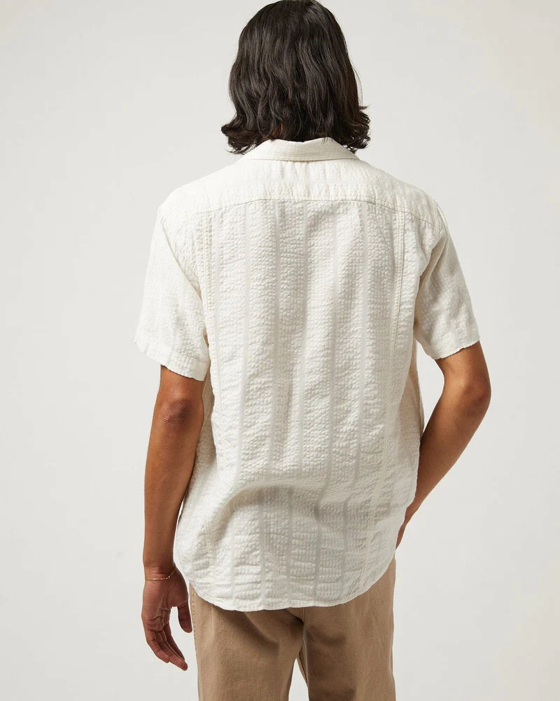 QuickRelease Closures Reinforced Shoulder Panels White Striped Seersucker Short Sleeve Button Up