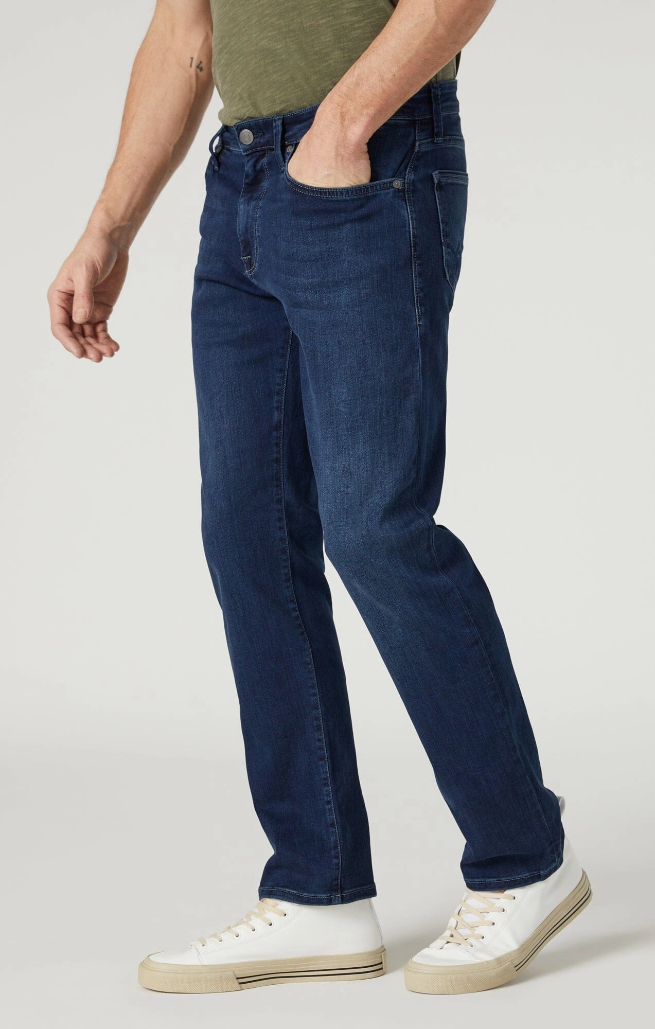 ZACH STRAIGHT LEG IN DARK SUPERMOVE Breathable fabric technology Relaxed Comfort